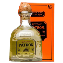 Butelka Tequila Patrón Reposado o subtelnie złocistym trunku i eleganckim designie.